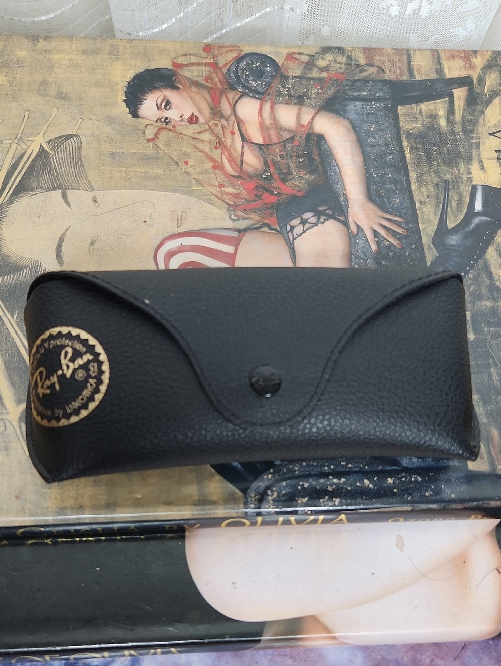 NWOT  Ray-Ban black leather sunglasses case with a snap closure w Cleaning Cloth